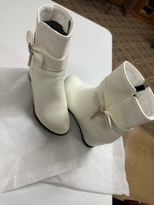 White dress boot for females